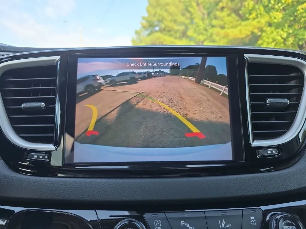 Used 2023 Chrysler Pacifica Touring-L FWD image 28