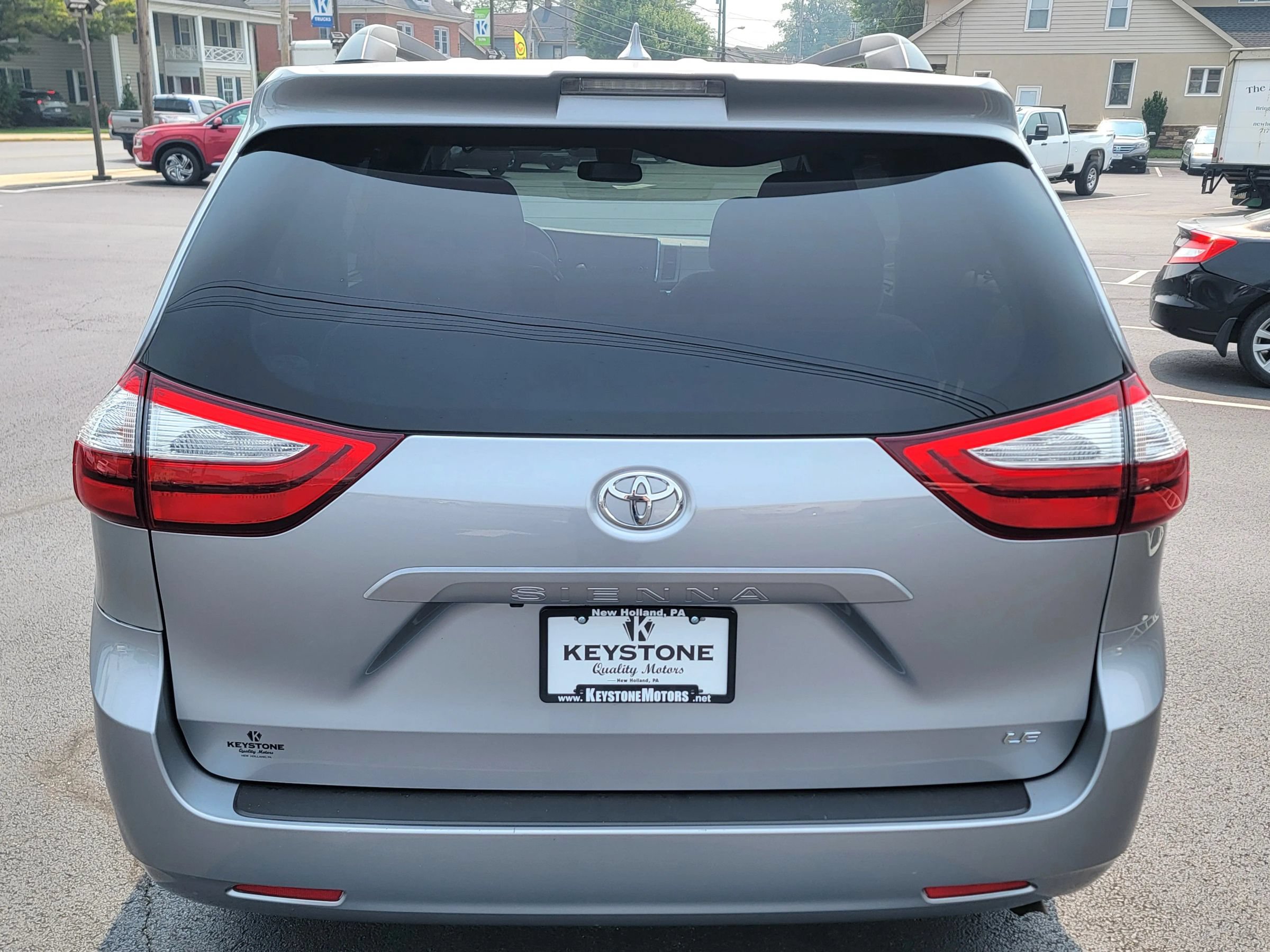 Used 2018 Toyota Sienna LE w/ Carpet Mat Package FWD image 6