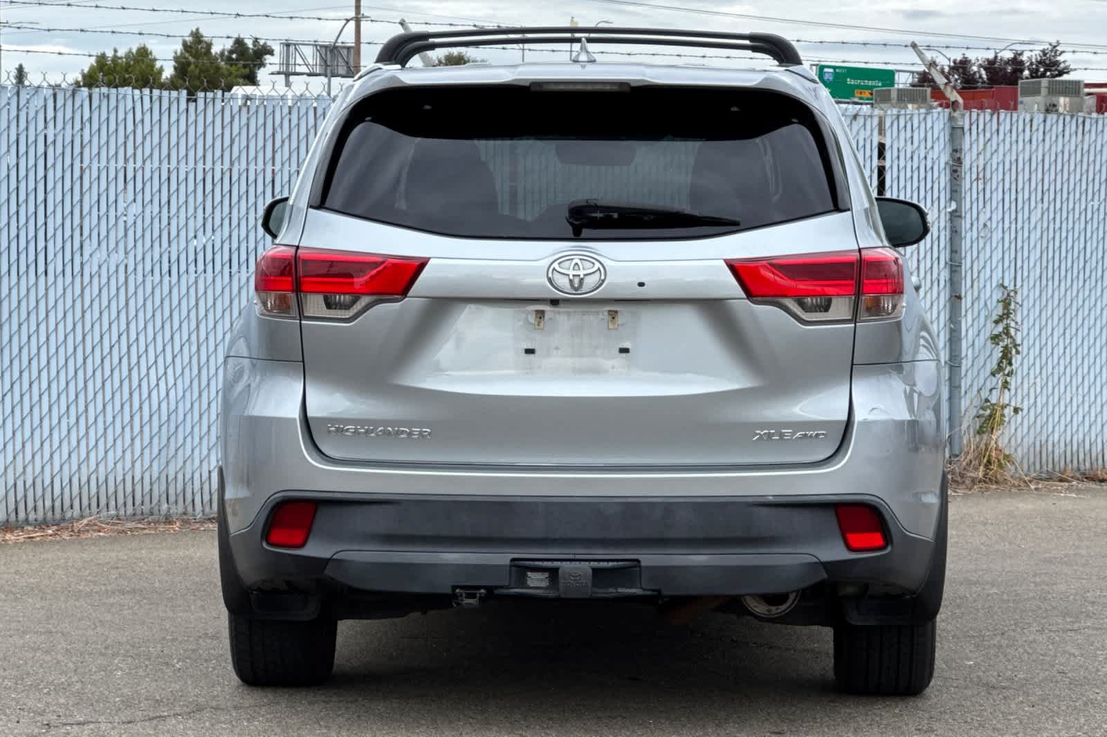 Used 2019 Toyota Highlander XLE AWD/4WD image 4