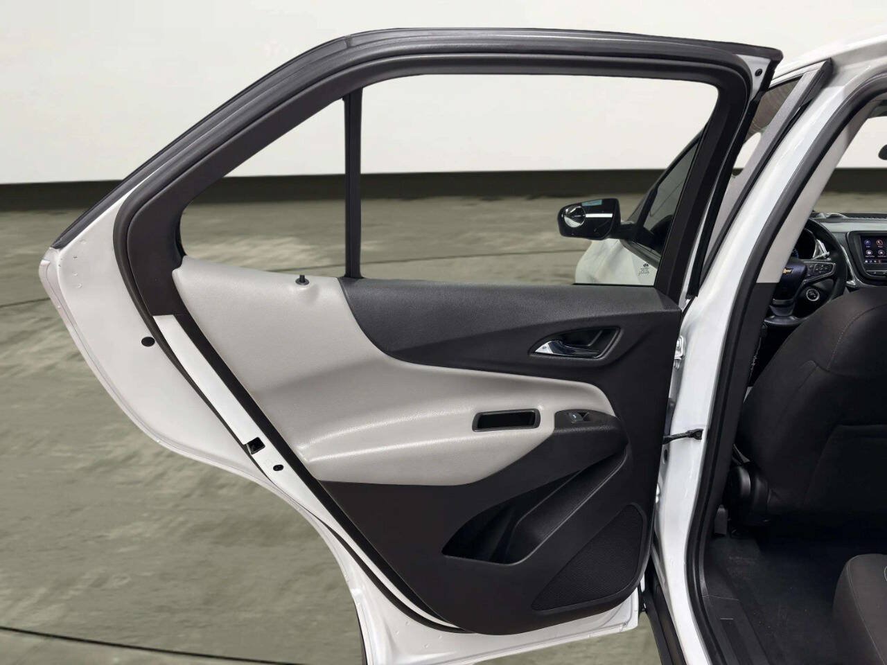 Used 2020 Chevrolet Equinox LS FWD image 16