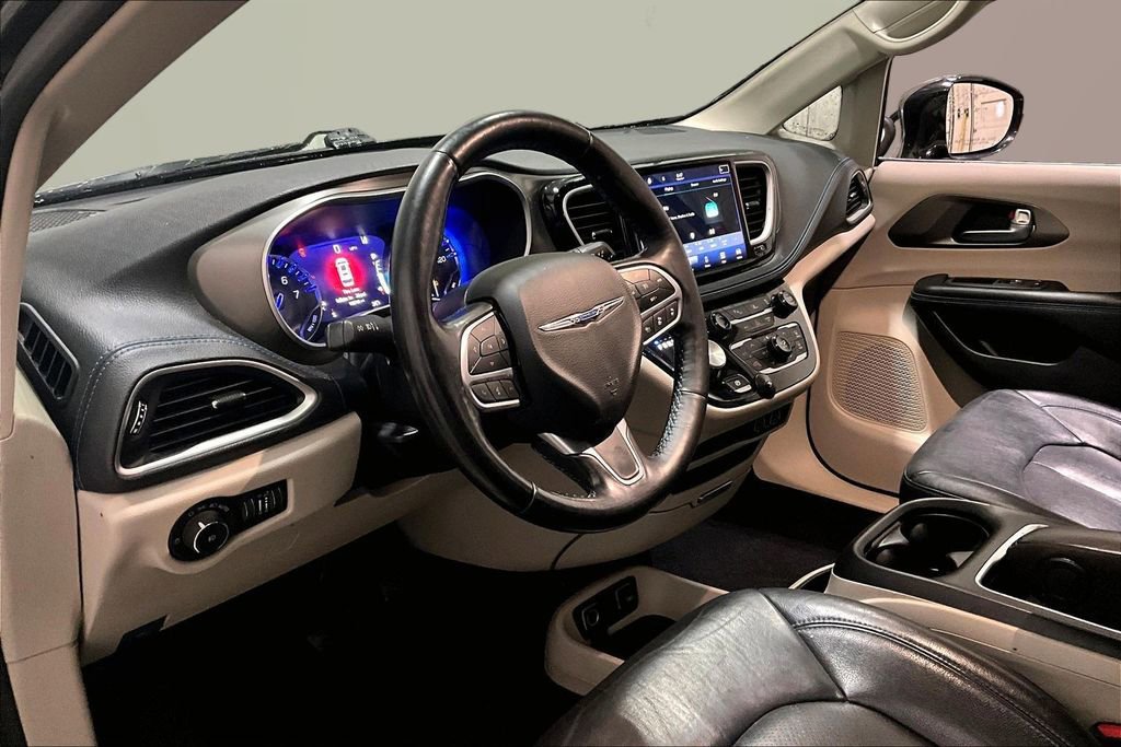 Used 2021 Chrysler Pacifica Touring-L image 15