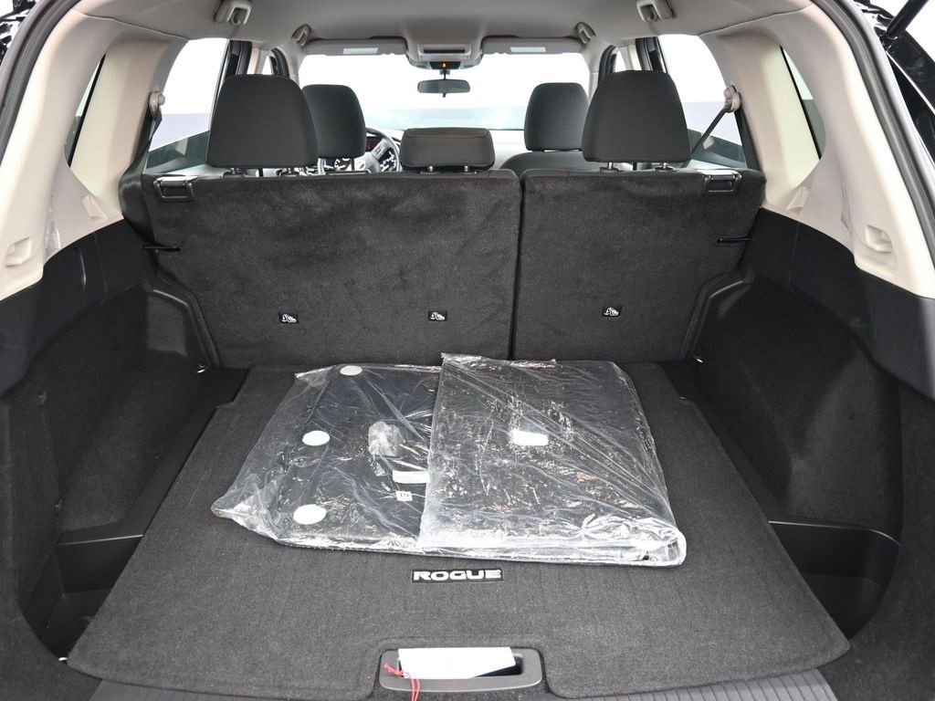 Used 2025 Nissan Rogue S image 14