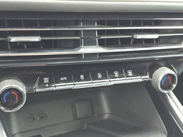 Used 2025 Chevrolet Traverse LT image 17