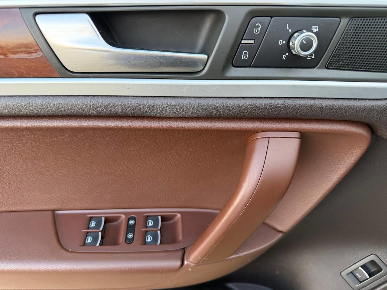 Used 2013 Volkswagen Touareg Sport image 30