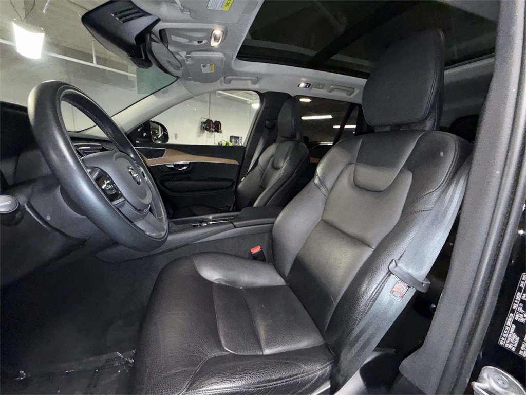 Used 2022 Volvo XC90 T6 Momentum w/ Advanced Package image 2