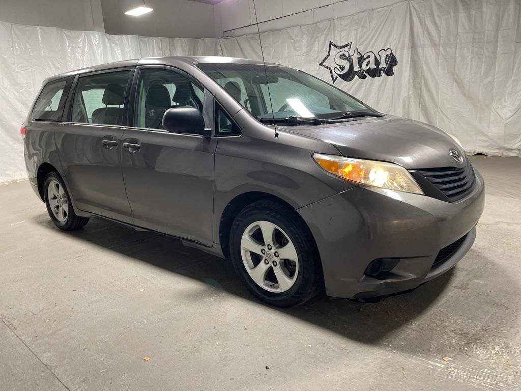 Used 2013 Toyota Sienna L FWD image 1
