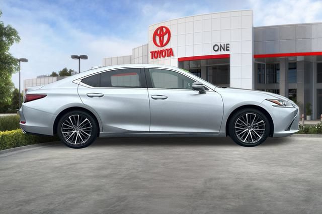 Used 2023 Lexus ES 350 w/ Premium Package FWD image 3
