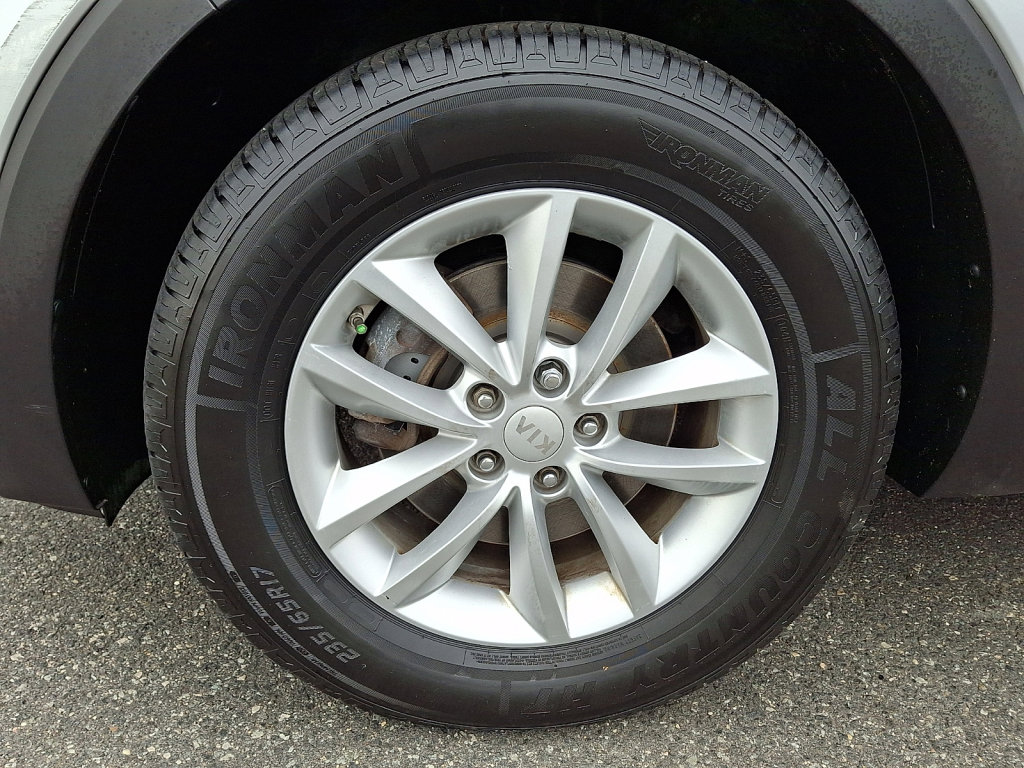 Used 2018 Kia Sorento LX image 9