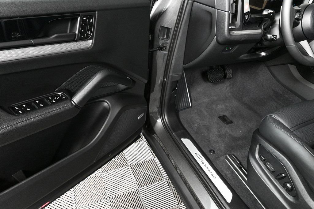Certified 2026 Porsche Cayenne Coupe AWD/4WD image 8