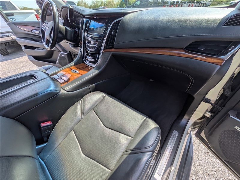 Used 2016 Cadillac Escalade Luxury AWD/4WD image 24