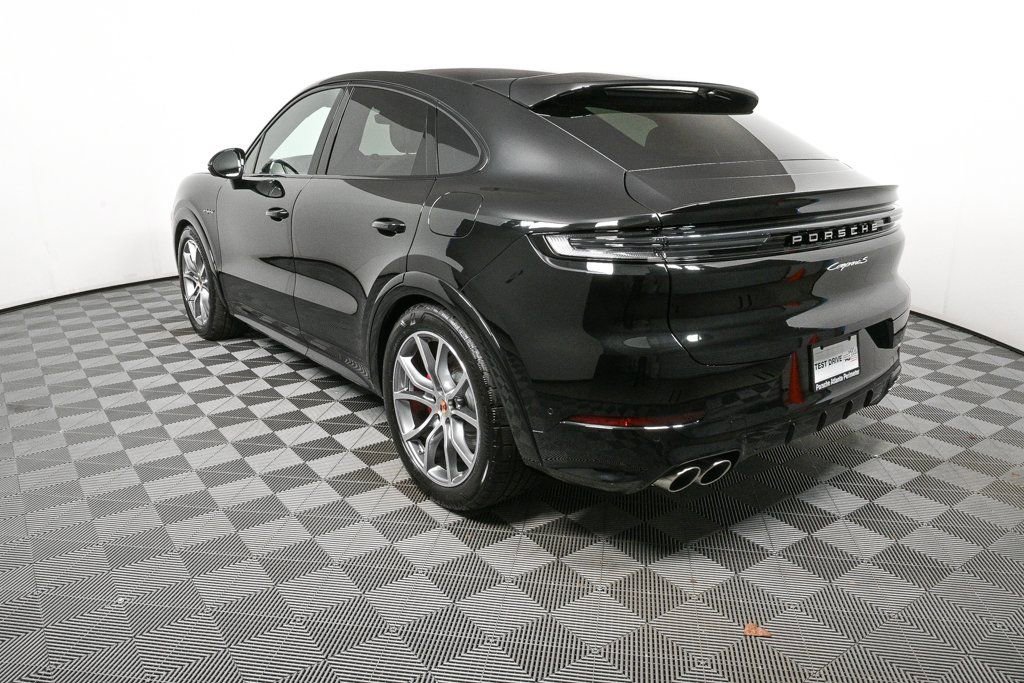 Used 2025 Porsche Cayenne S image 4