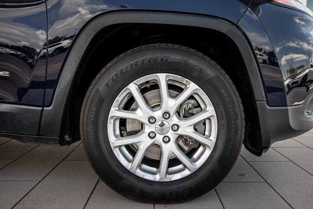 Used 2015 Jeep Cherokee Latitude w/ Cold Weather Group AWD/4WD image 4