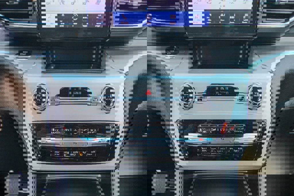 Used 2023 Ford Explorer XLT w/ Equipment Group 202A image 27