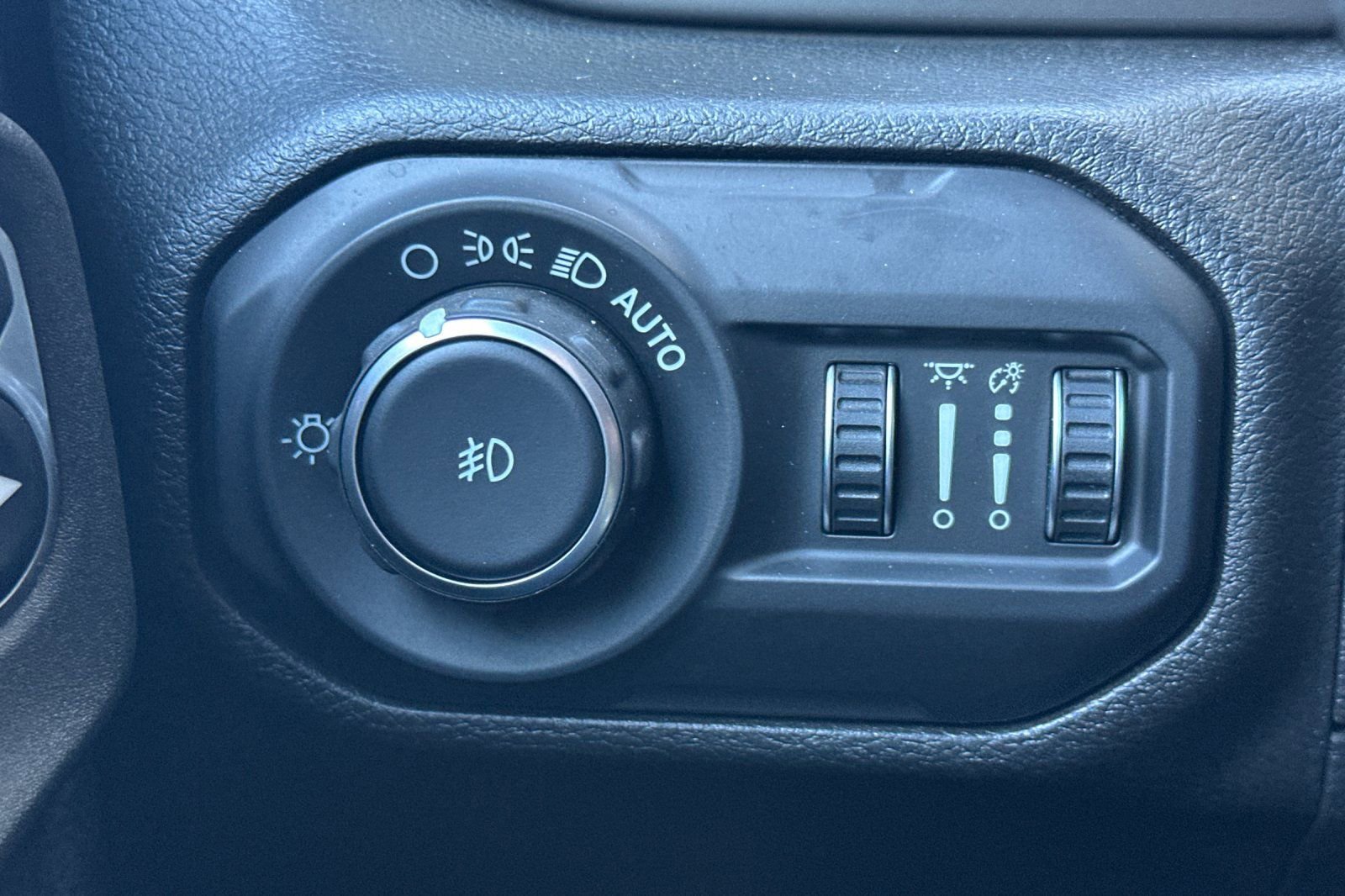 Used 2020 Jeep Wrangler Sport image 29