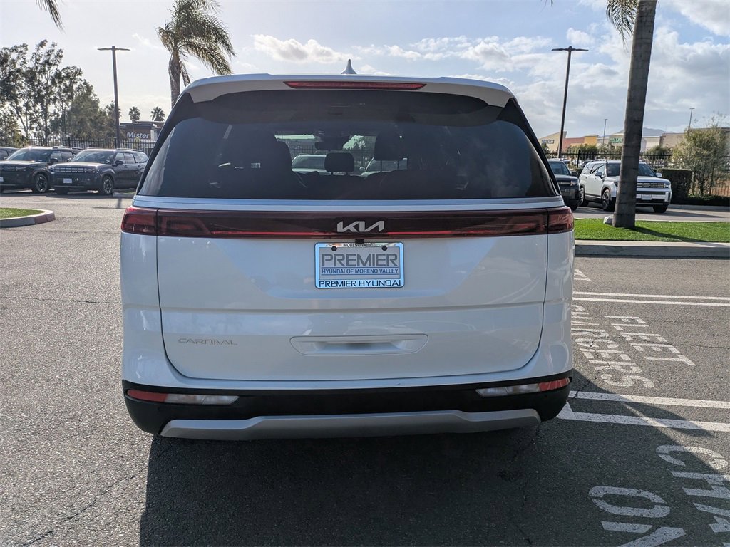 Used 2024 Kia Carnival EX image 5