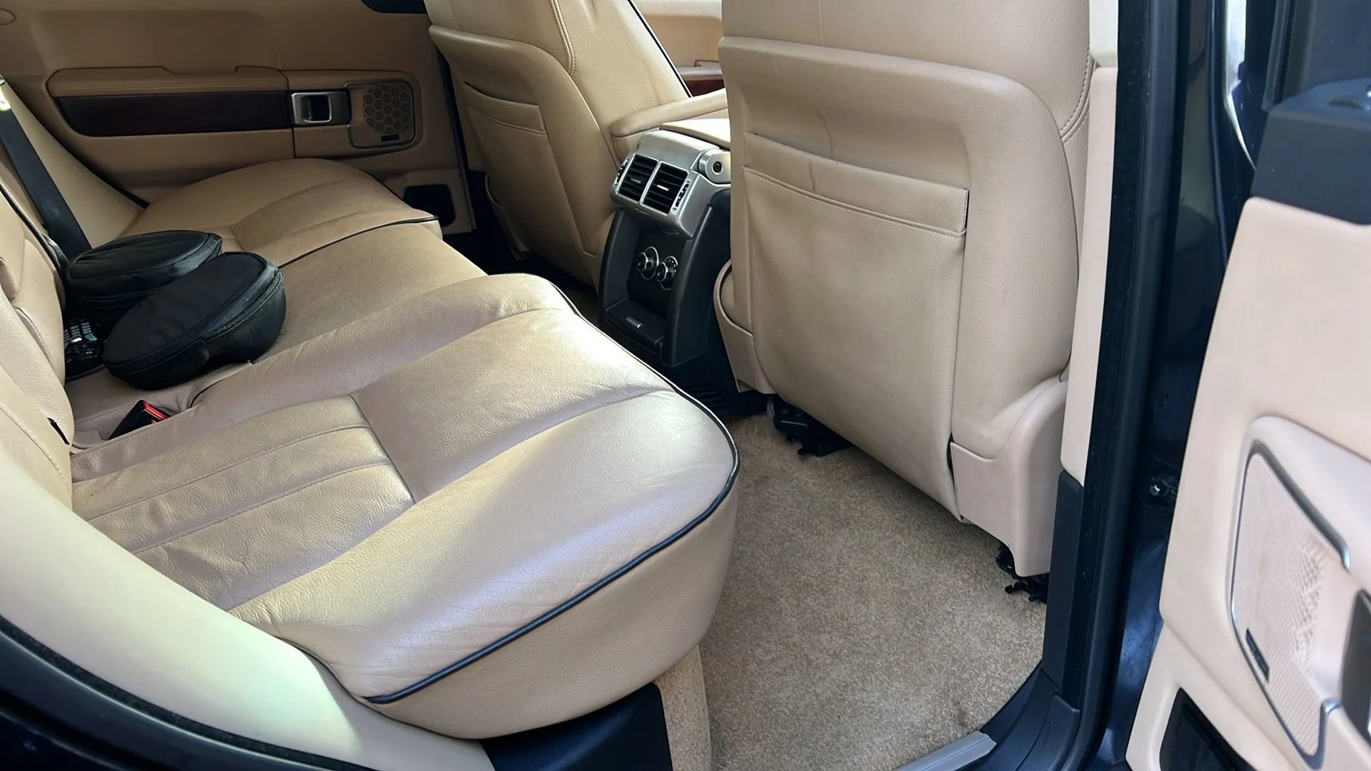 Used 2010 Land Rover Range Rover HSE image 29