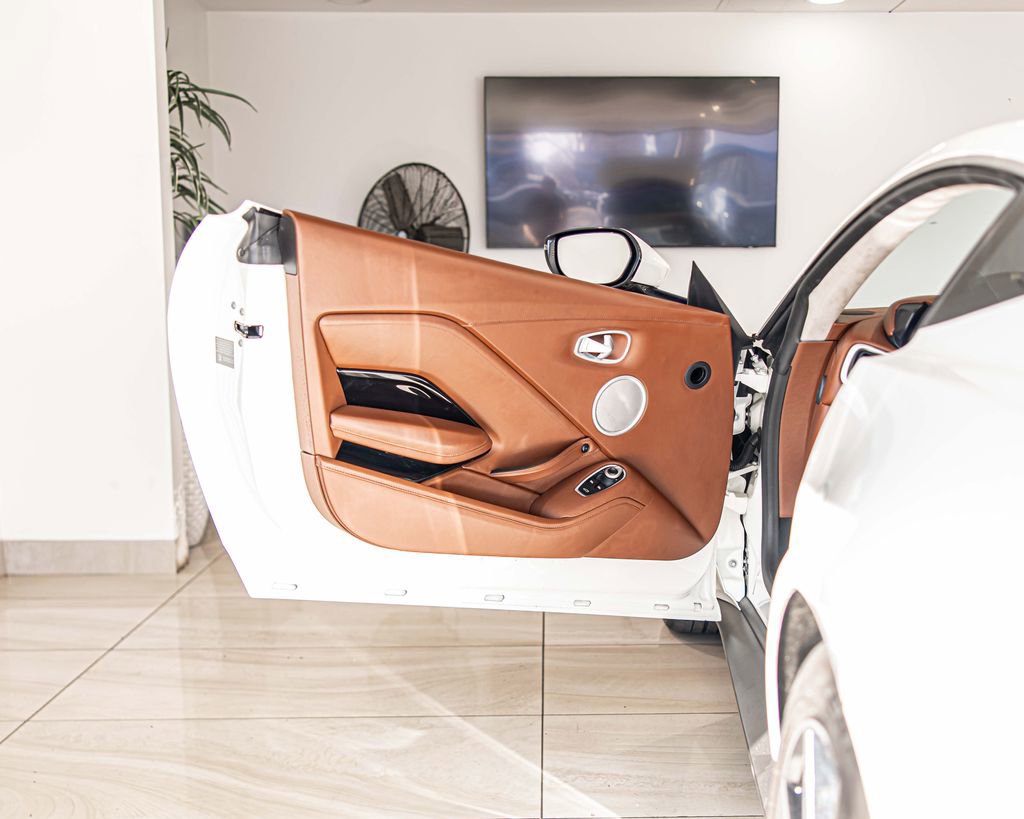 Used 2019 Aston Martin V8 Vantage Coupe image 27