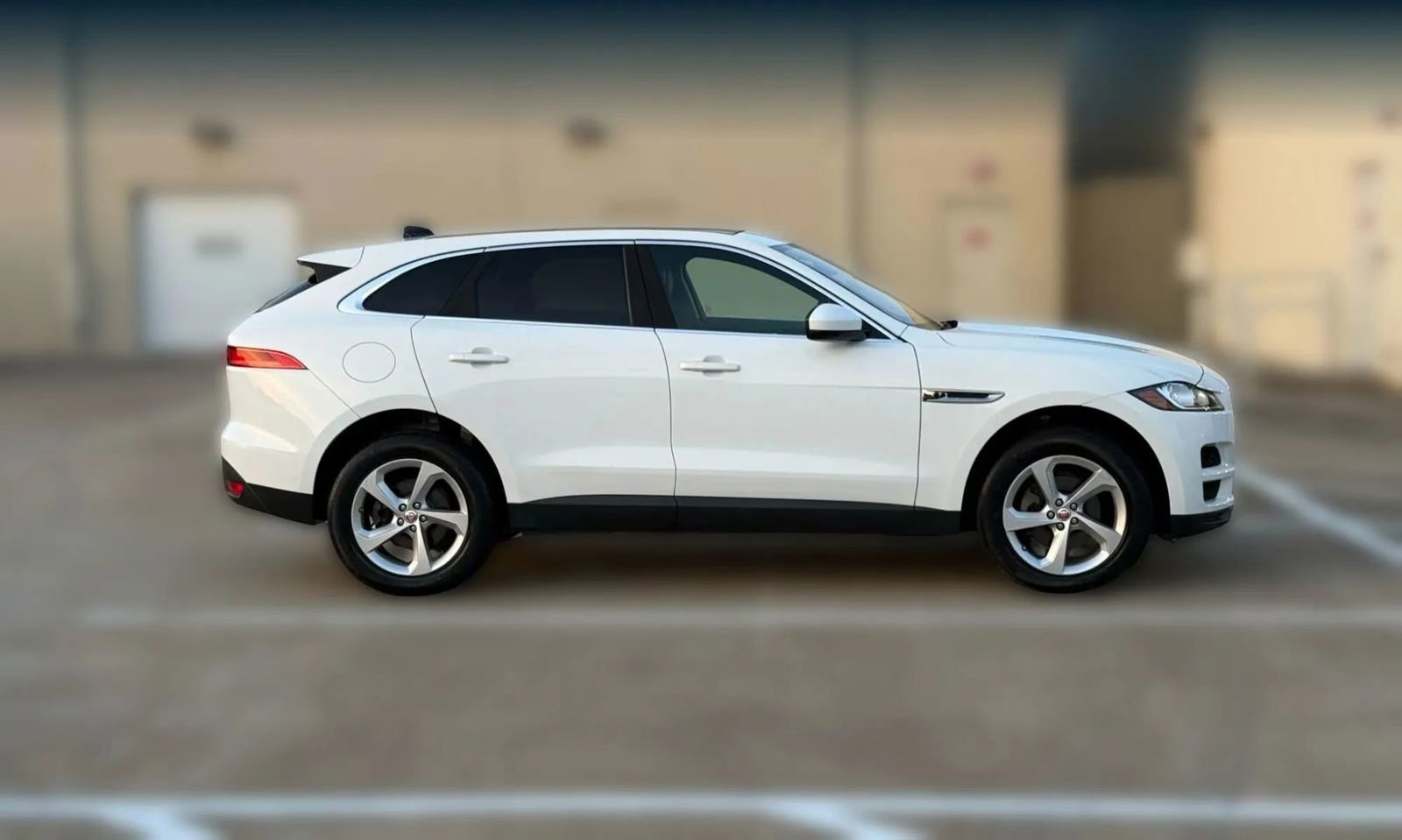 Used 2019 Jaguar F-PACE image 10