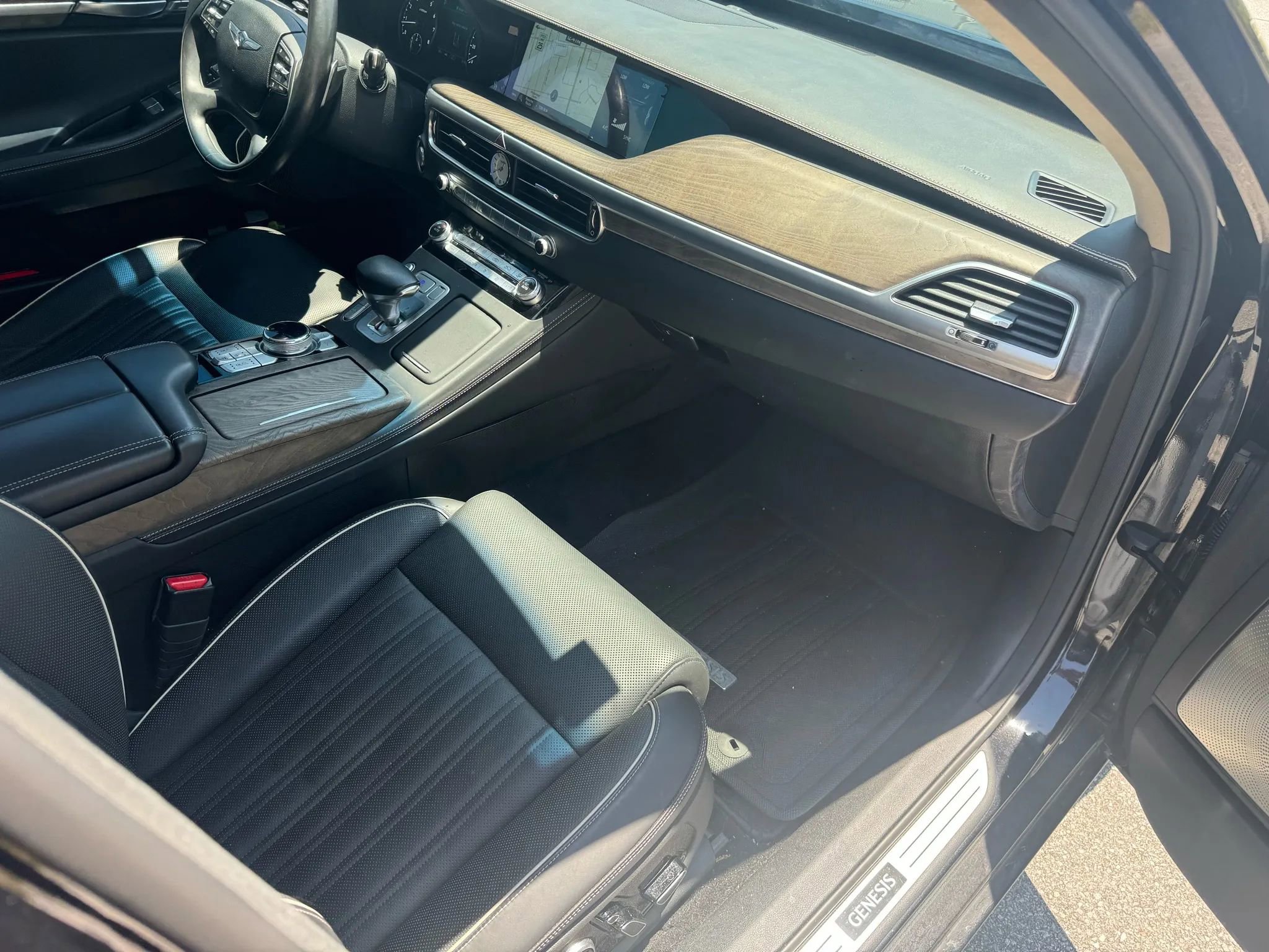 Used 2022 Genesis G90 3.3T Premium RWD image 38