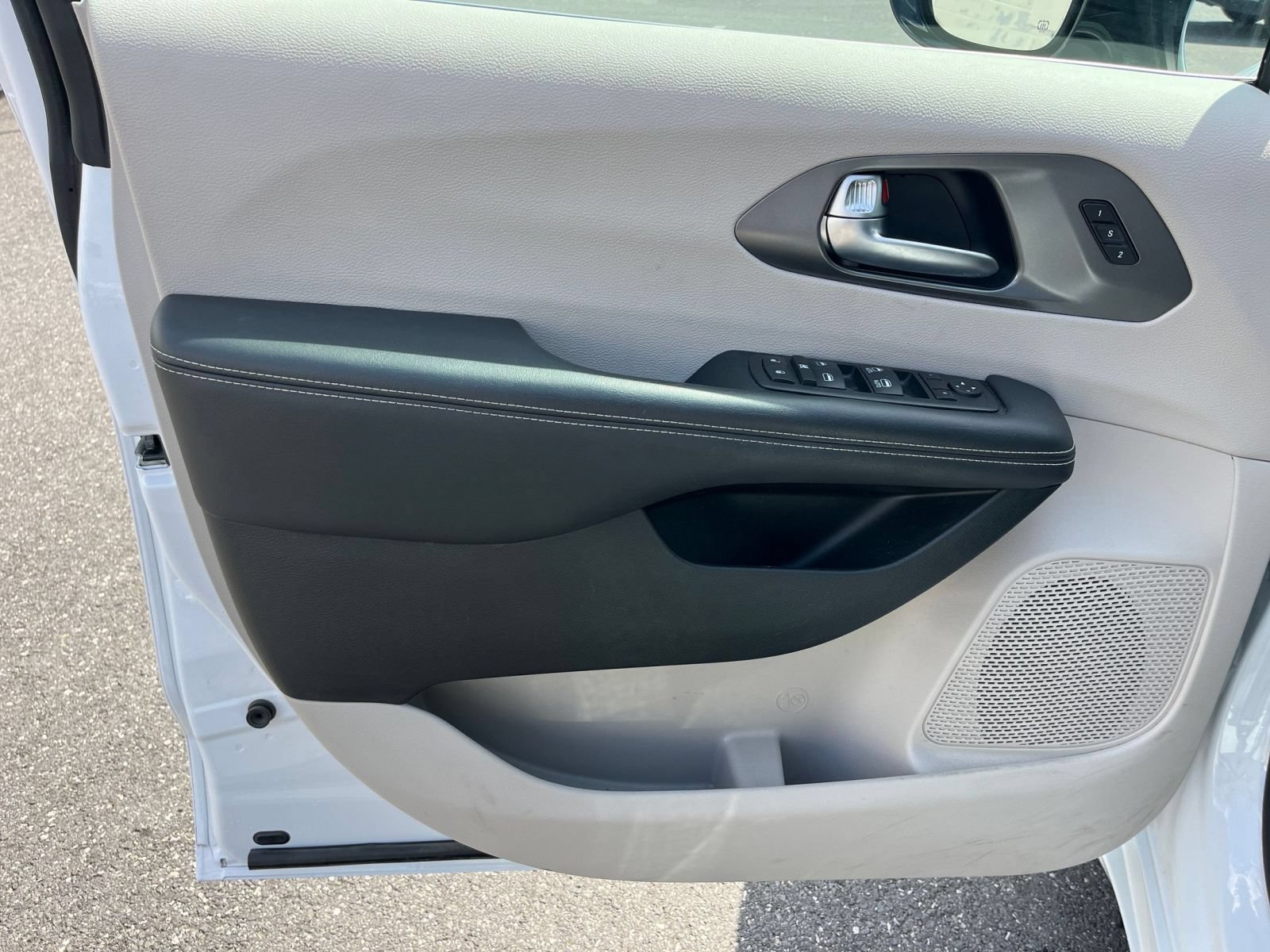Used 2024 Chrysler Pacifica Touring-L FWD image 18
