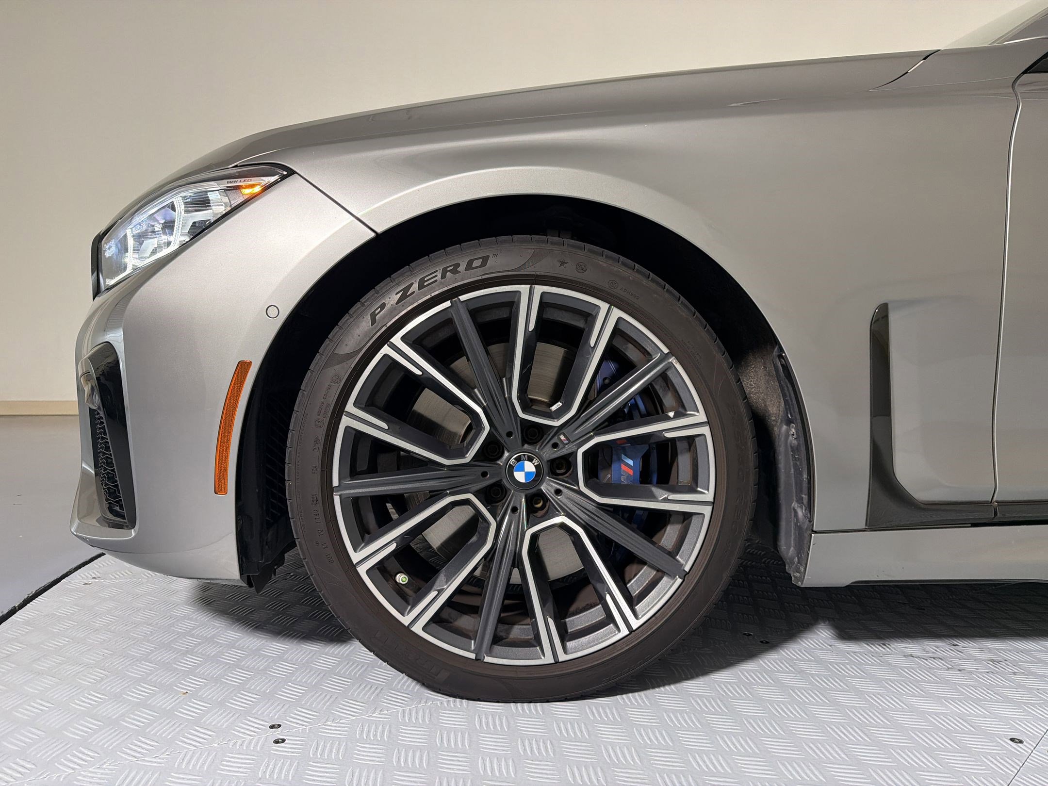 Used 2020 BMW 740i w/ M Sport Package RWD image 9