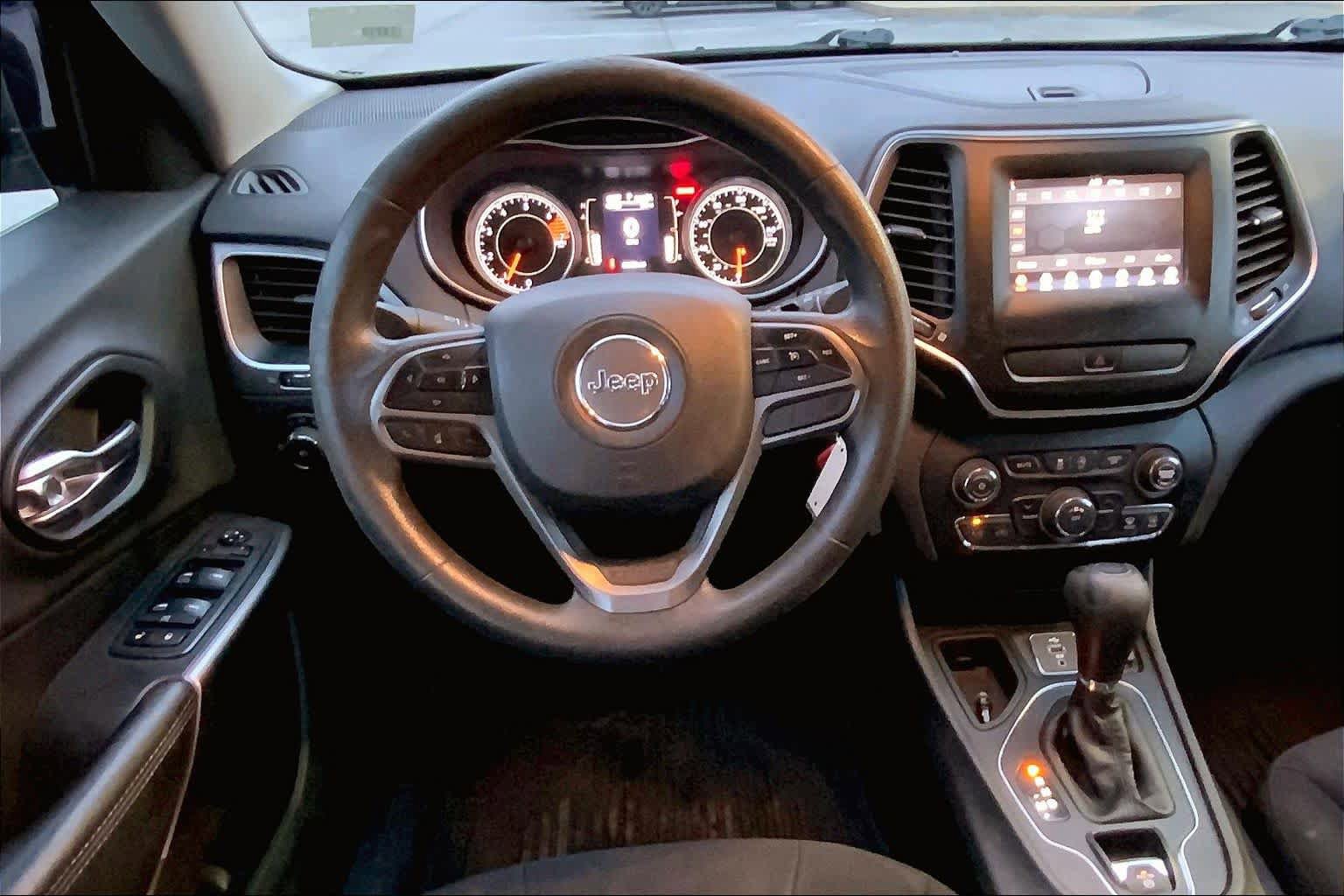 Used 2019 Jeep Cherokee Latitude w/ Popular Appearance Group FWD image 6