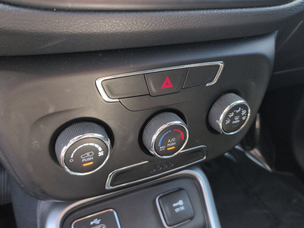 Used 2018 Jeep Compass Latitude FWD image 16