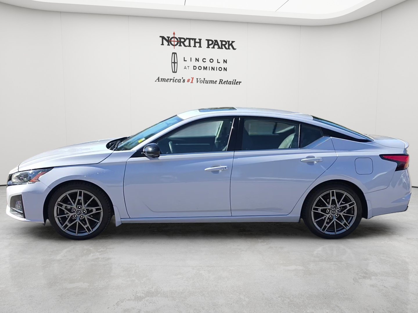 Used 2023 Nissan Altima 2.0 SR FWD image 2