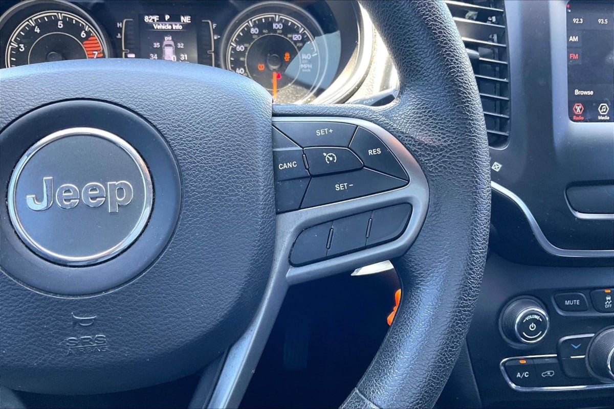 Used 2019 Jeep Cherokee Latitude w/ Popular Appearance Group AWD/4WD image 19