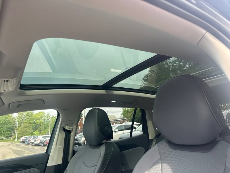 Used 2025 Volkswagen Tiguan SE w/ Panoramic Sunroof Package AWD/4WD image 5