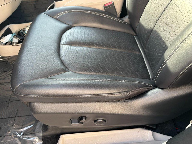 Used 2024 Chrysler Pacifica Touring-L FWD image 21