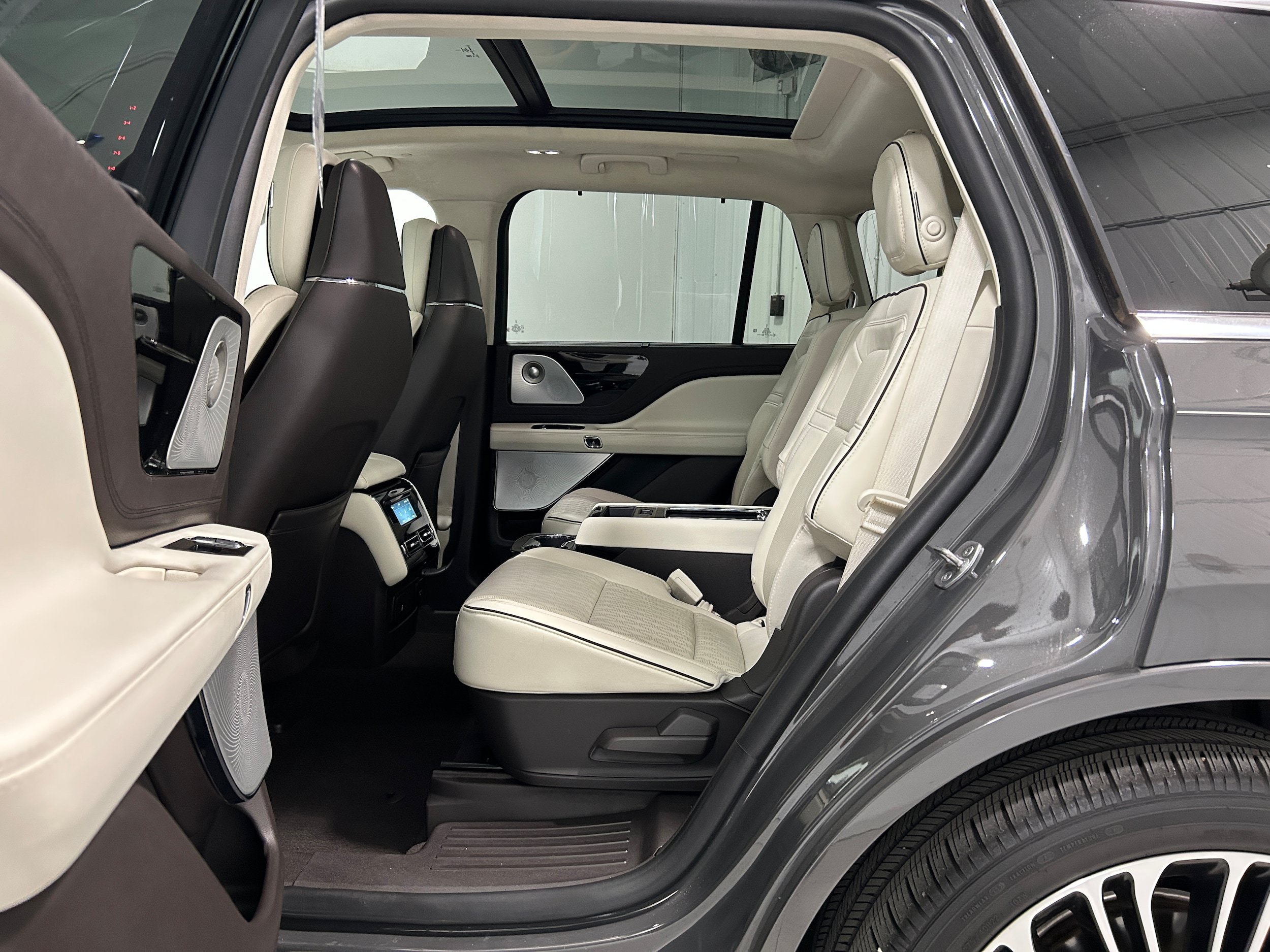 Used 2020 Lincoln Aviator Black Label w/ Dynamic Handling Package AWD/4WD image 29
