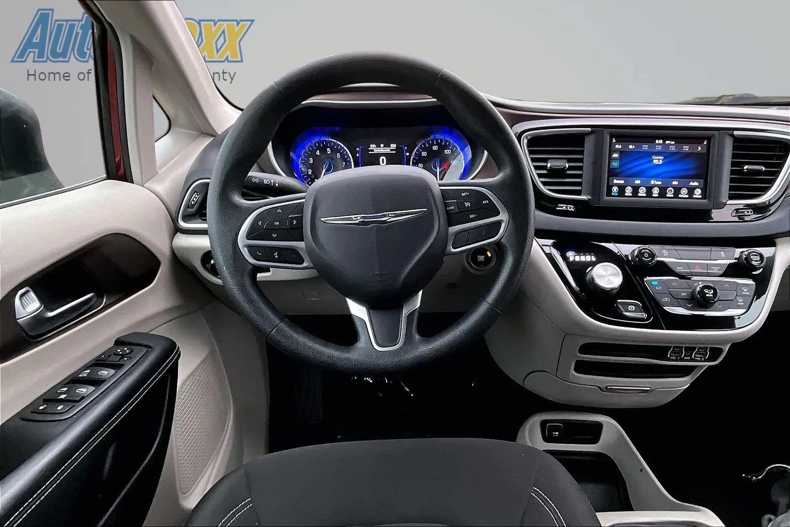 Used 2021 Chrysler Voyager L FWD image 8