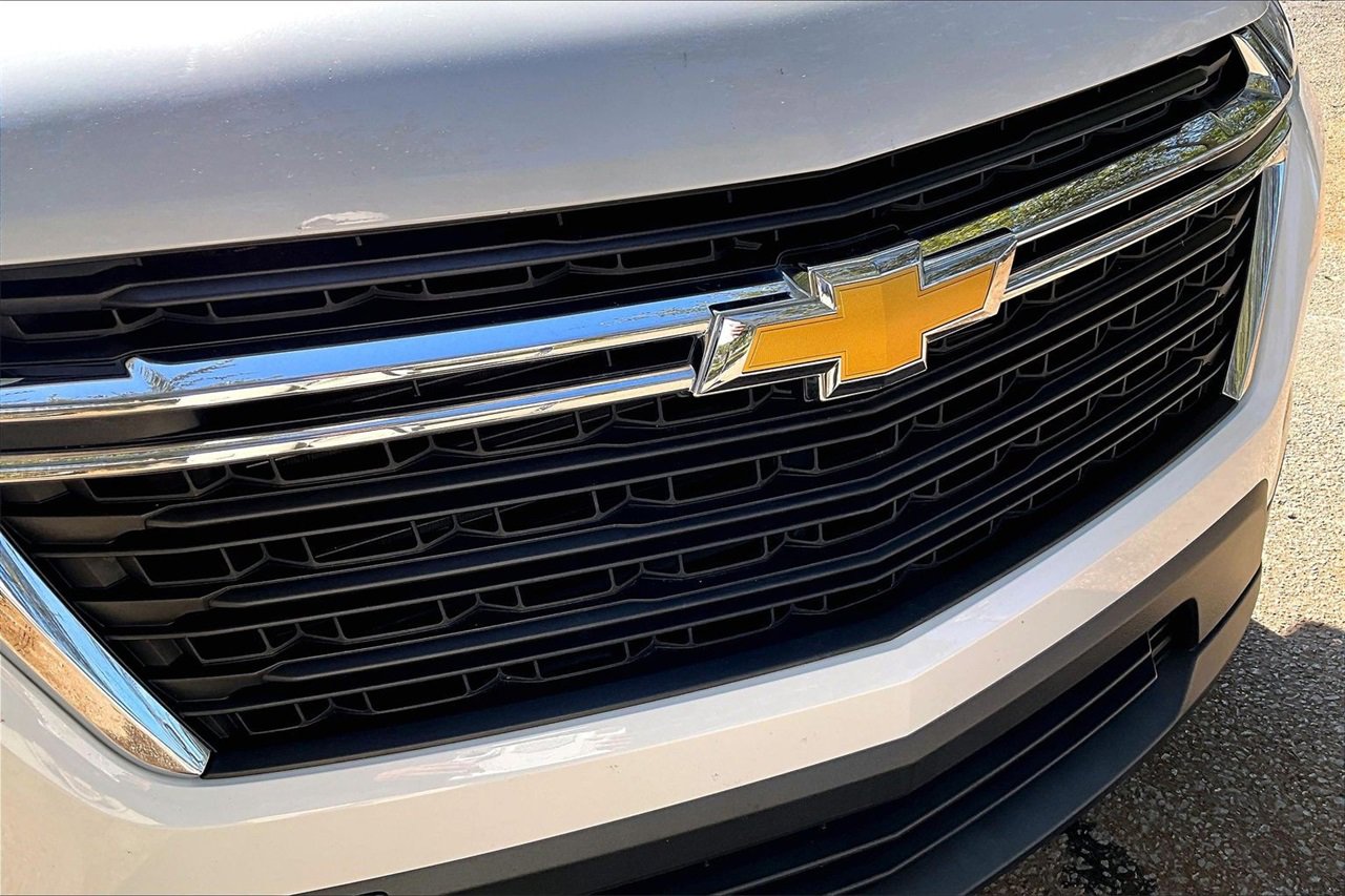 Used 2023 Chevrolet Traverse LS image 30