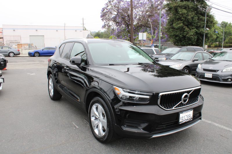 Used 2022 Volvo XC40 T4 Momentum