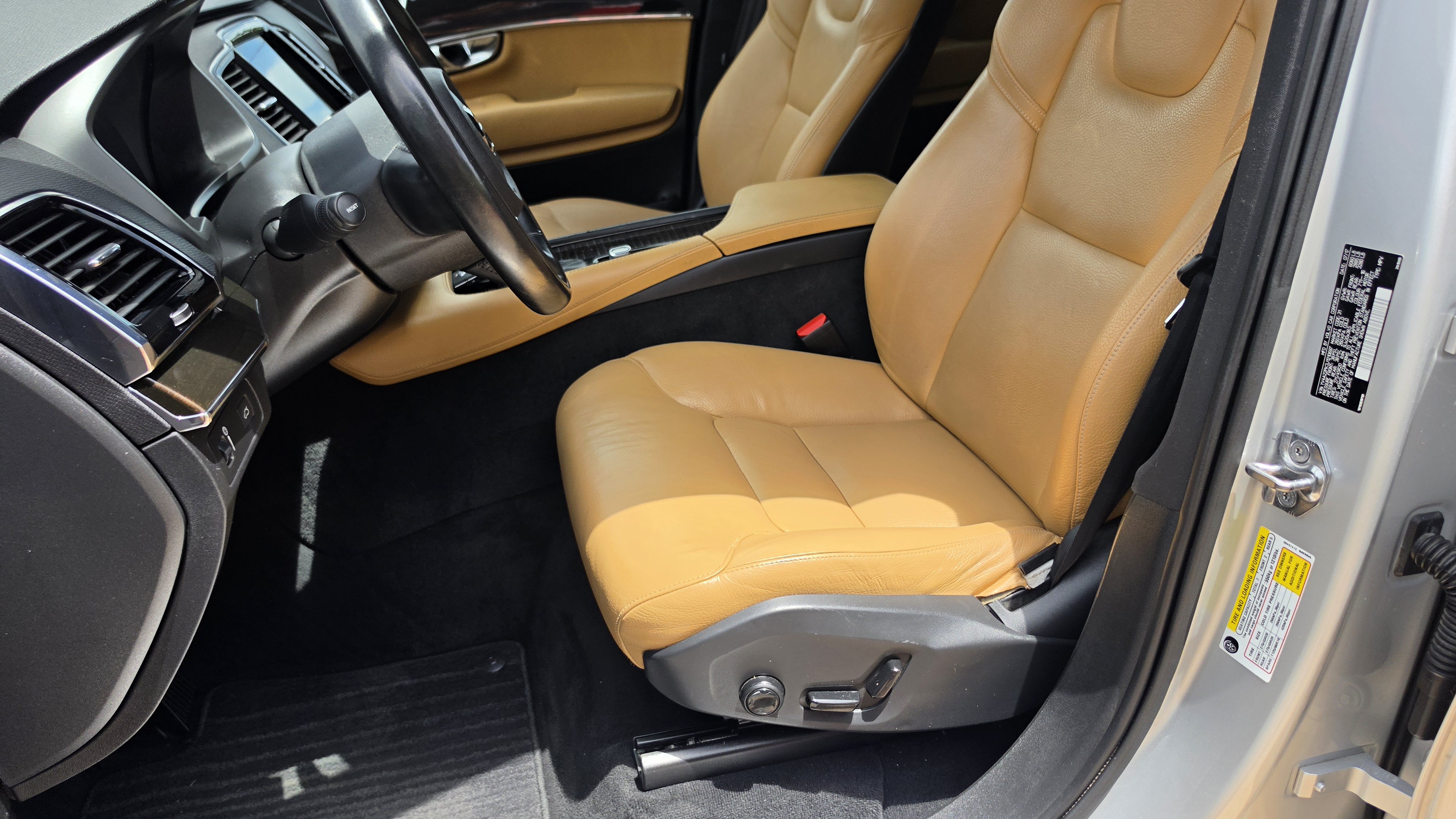 Used 2018 Volvo XC90 T6 Momentum w/ Convenience Package AWD/4WD image 26