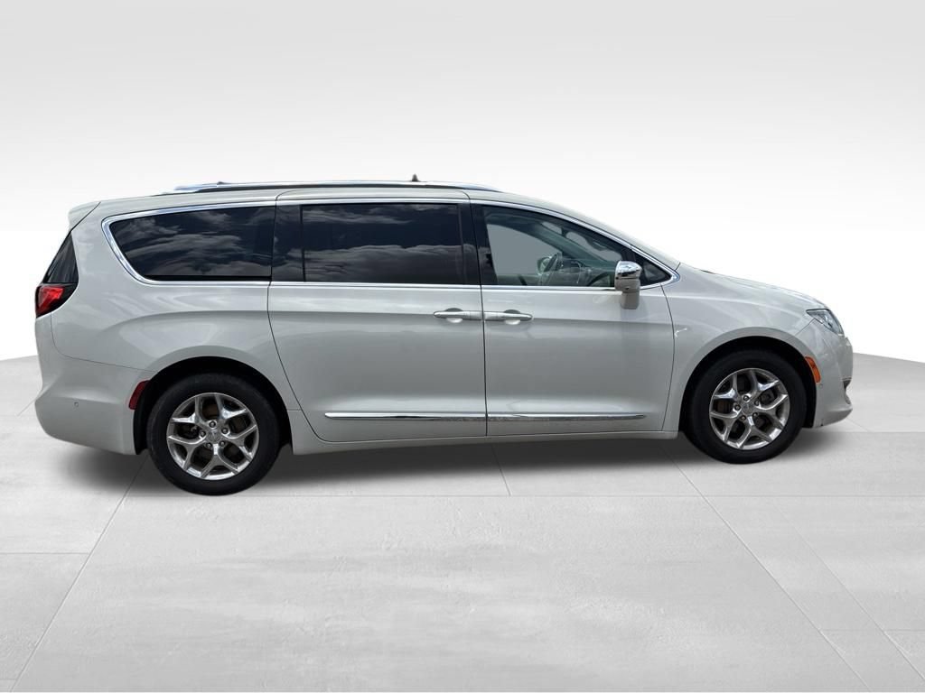 Used 2017 Chrysler Pacifica Limited FWD image 6