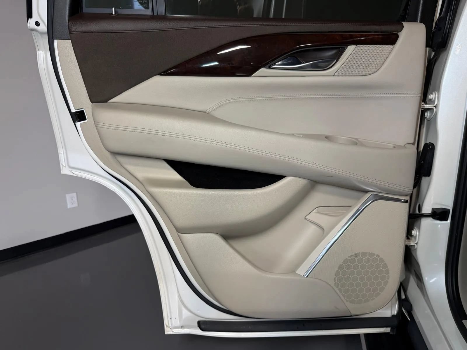 Used 2015 Cadillac Escalade Premium AWD/4WD image 19