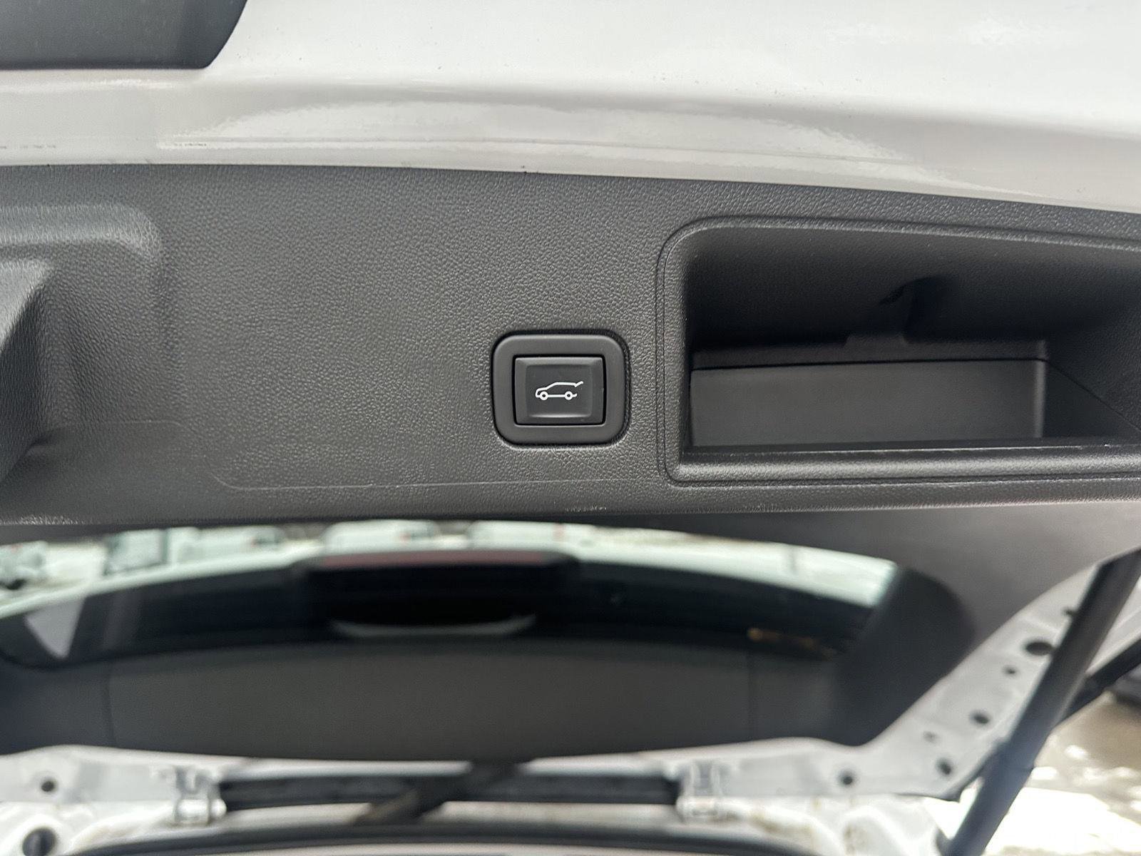 Used 2022 GMC Terrain SLT w/ Infotainment Package II image 9