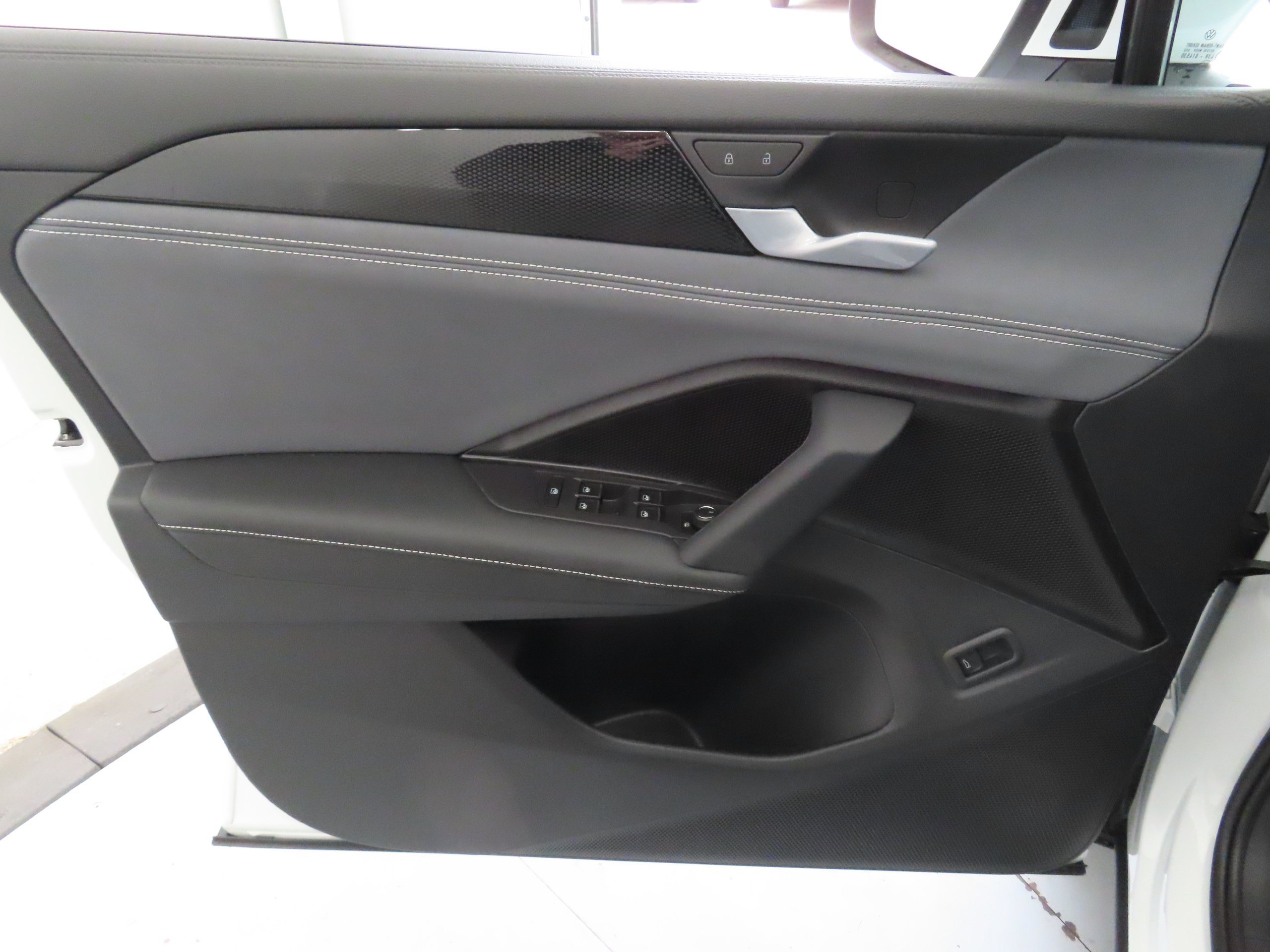 New 2026 Volkswagen Tiguan SE FWD image 10