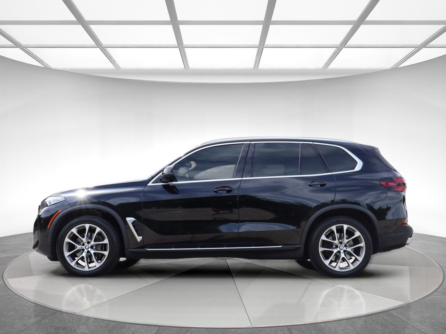 Used 2024 BMW X5 xDrive40i w/ Premium Package AWD/4WD image 4