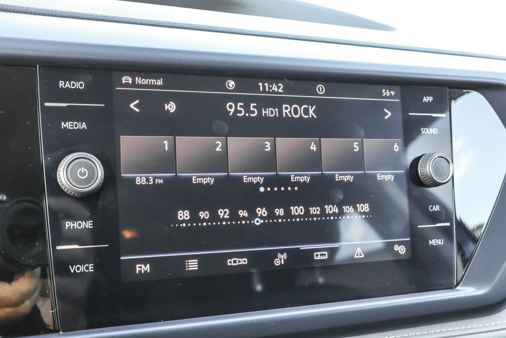 Used 2024 Volkswagen Taos SE image 23