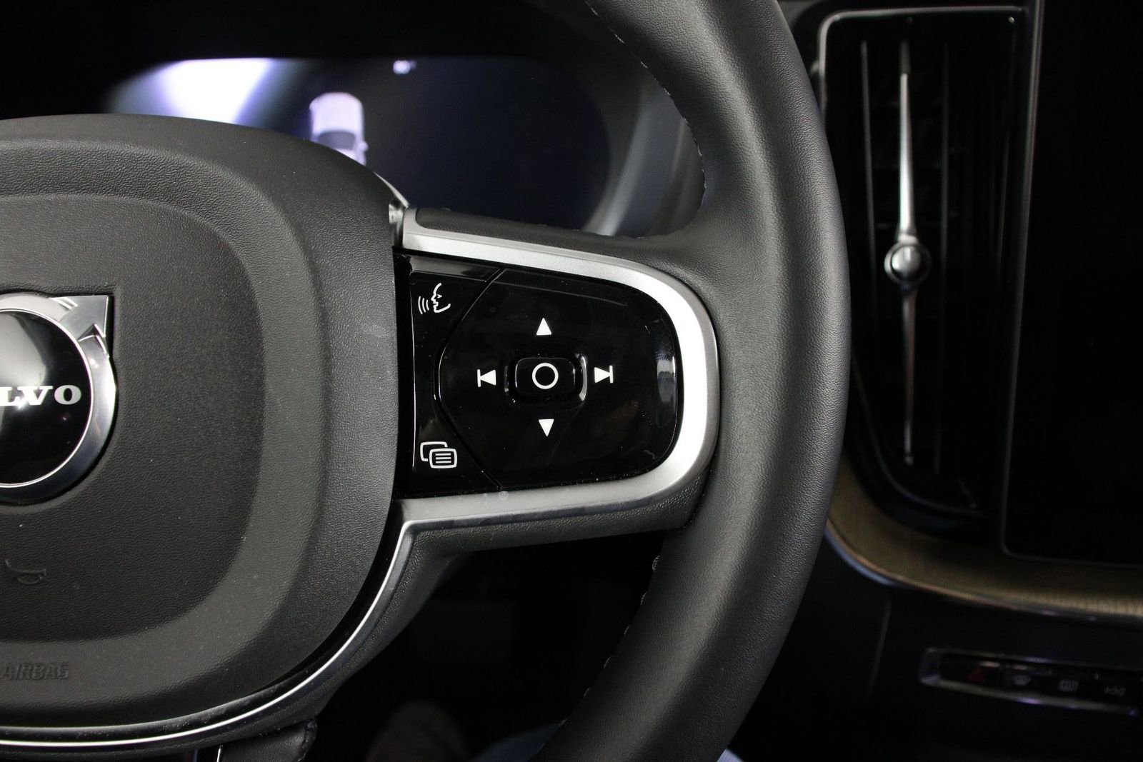 Certified 2026 Volvo XC60 B5 Plus AWD/4WD image 11
