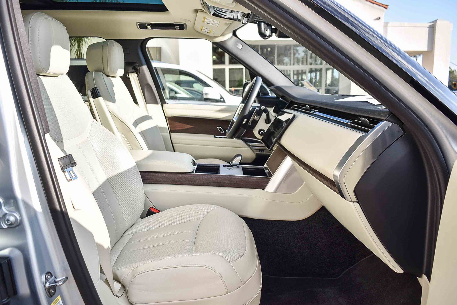 Certified 2025 Land Rover Range Rover SE image 18