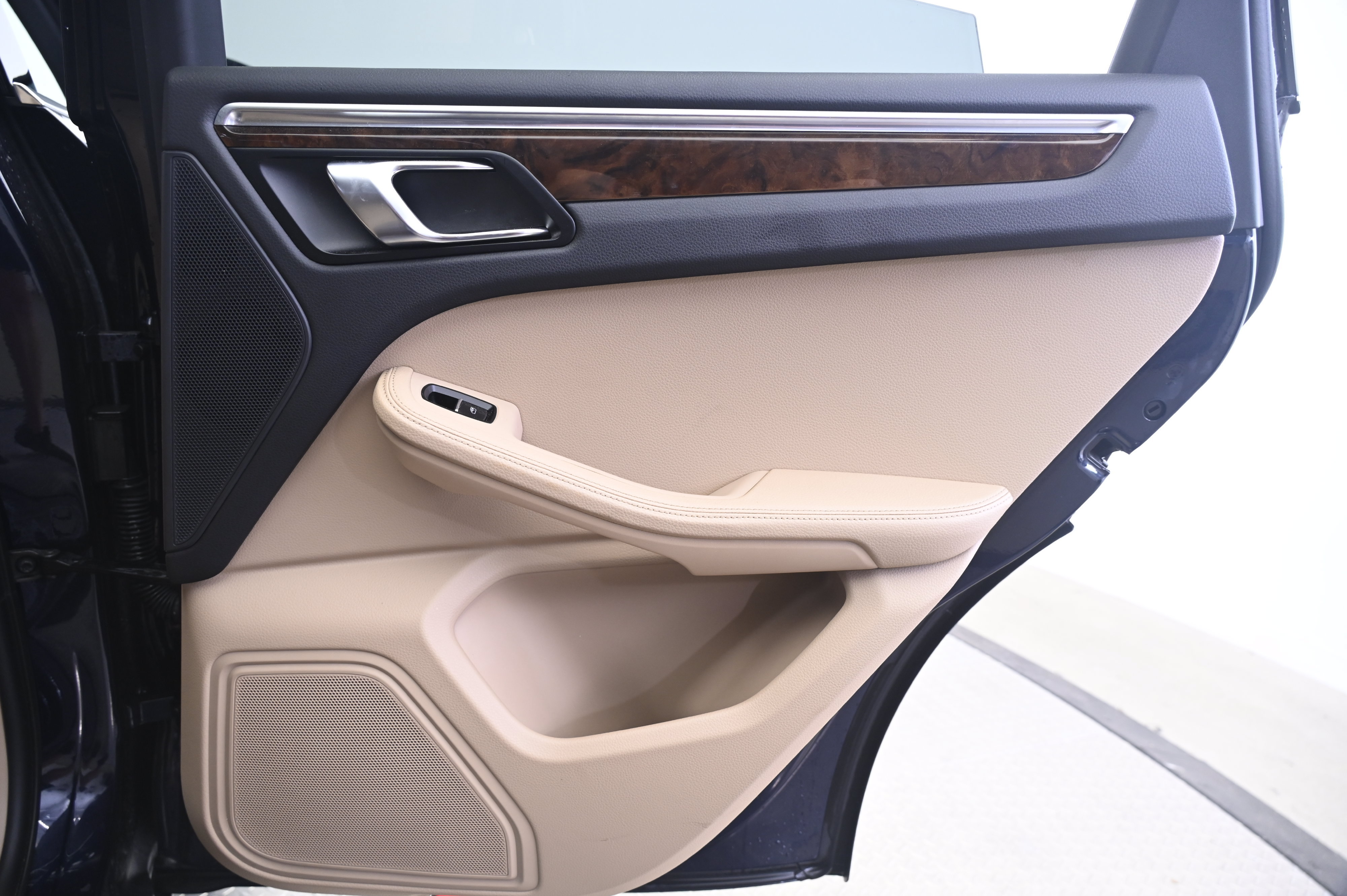Certified 2023 Porsche Macan AWD/4WD image 16