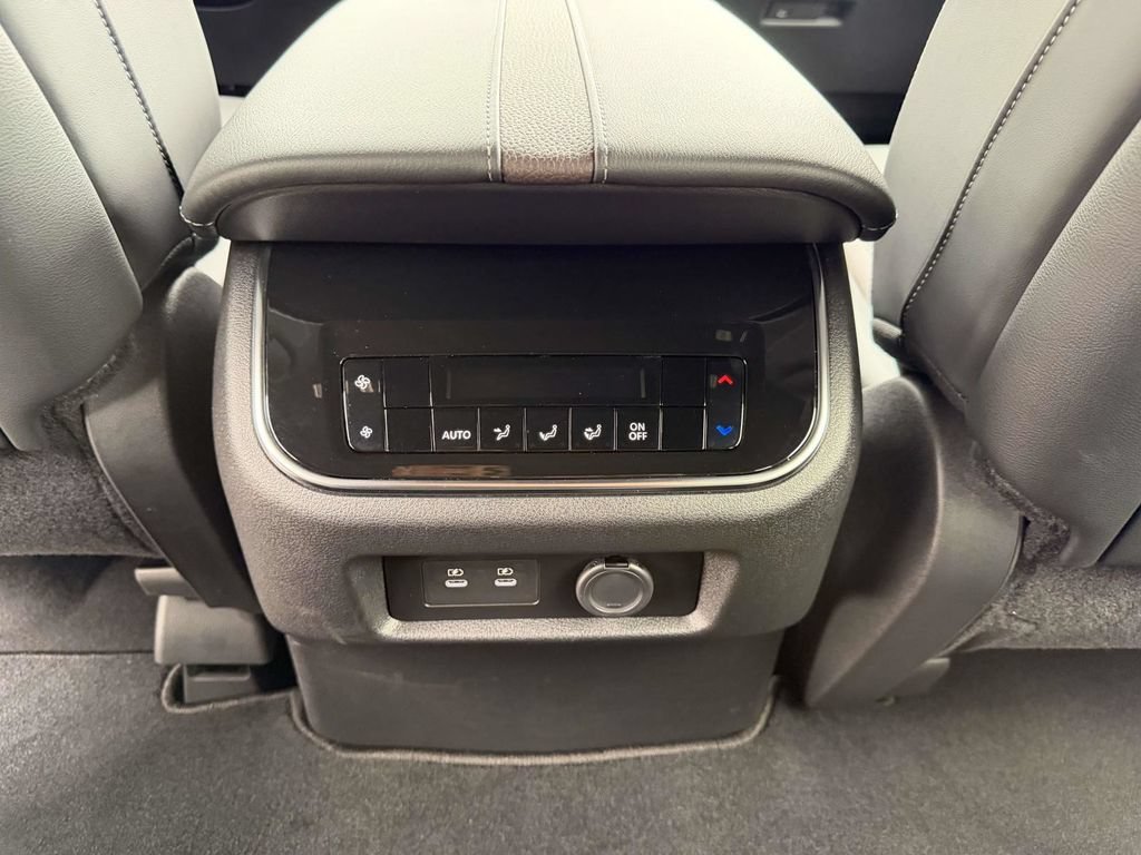 Used 2025 Nissan Armada SL AWD/4WD image 23