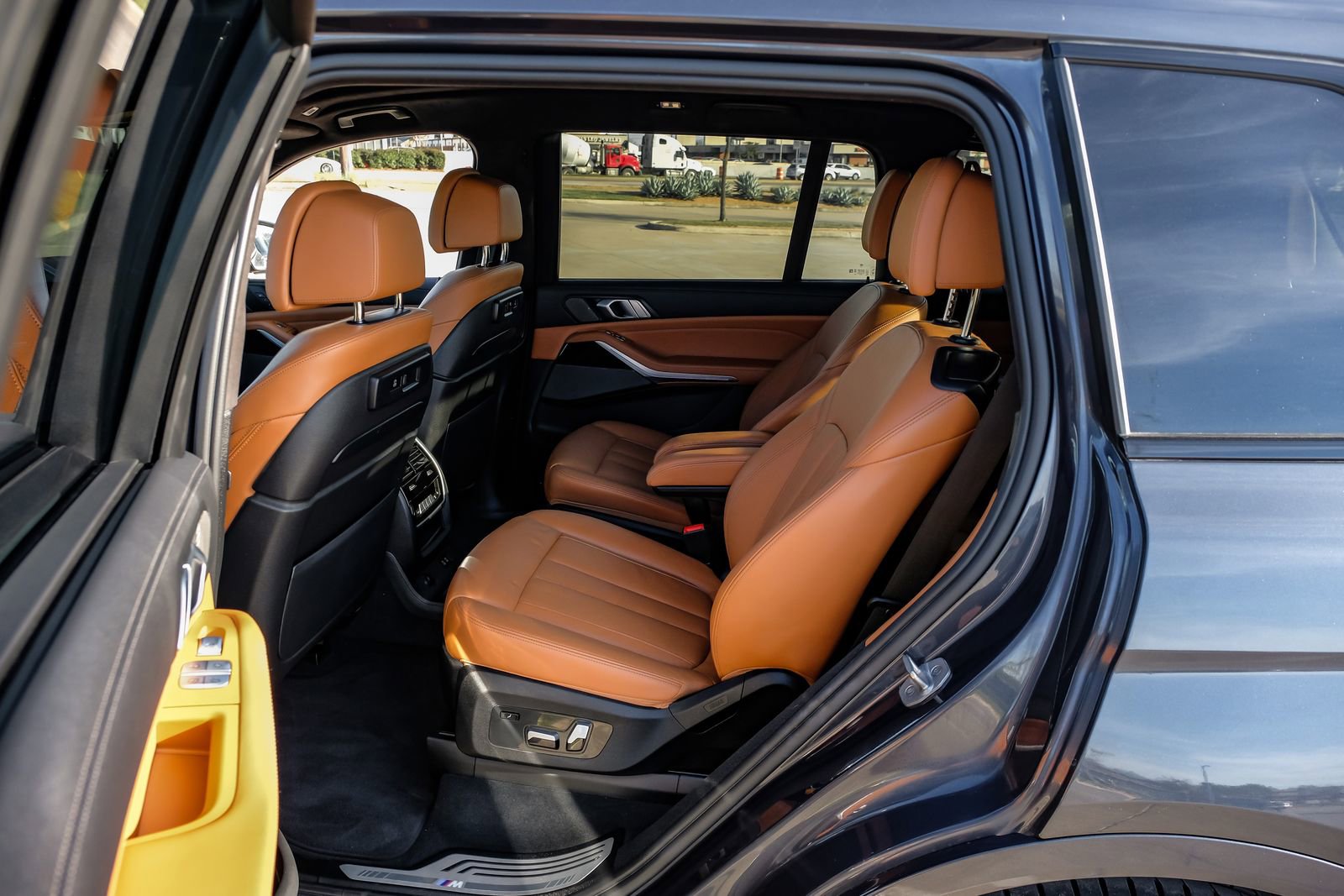 Used 2021 BMW X7 M50i w/ Executive Package image 44