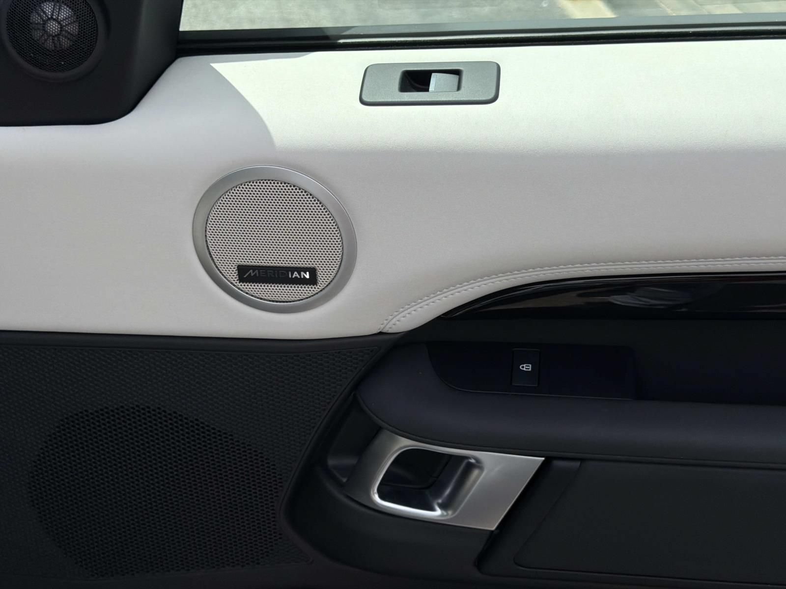 Used 2025 Land Rover Discovery S AWD/4WD image 15