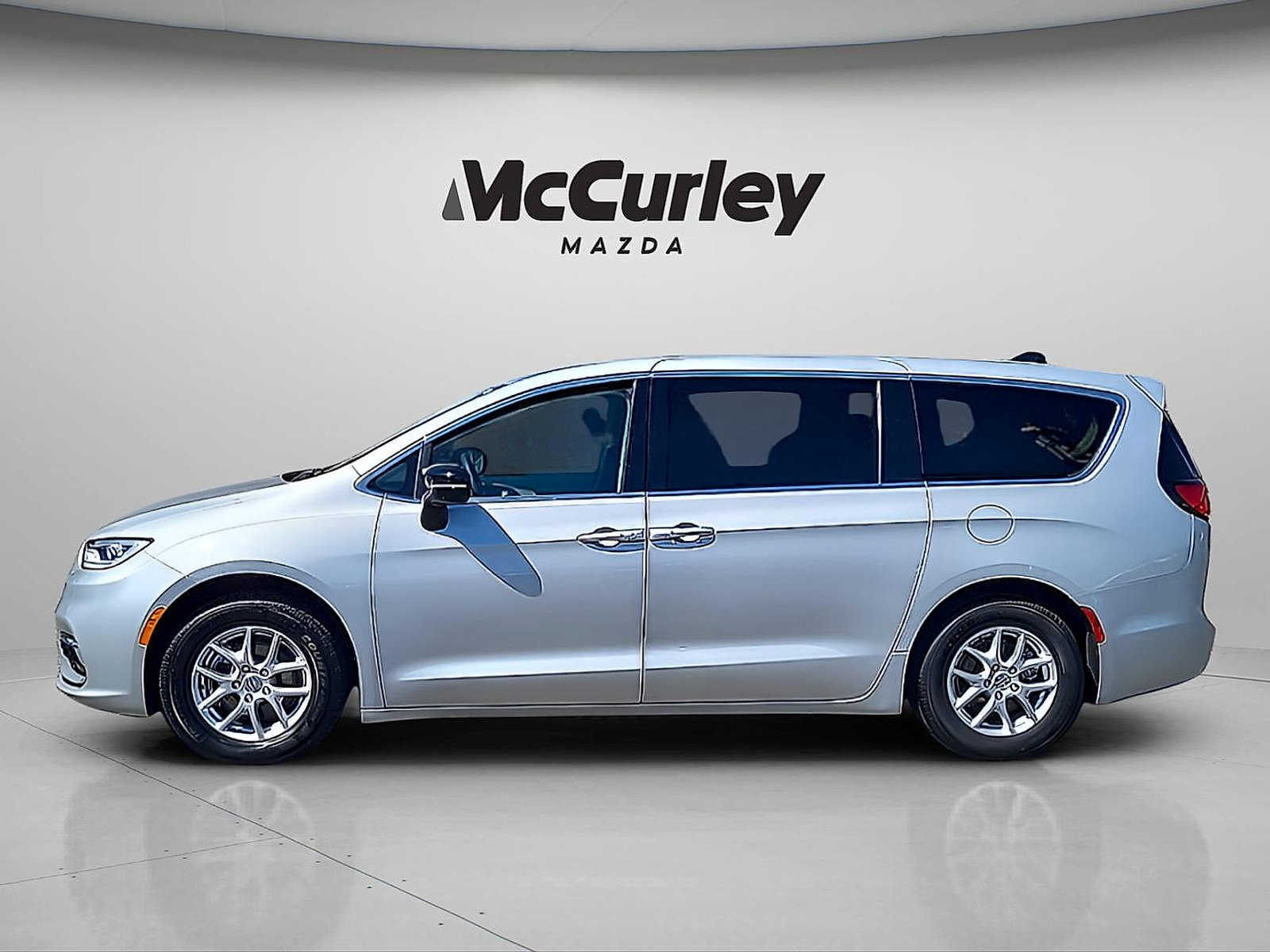 Used 2024 Chrysler Pacifica Touring-L FWD image 4
