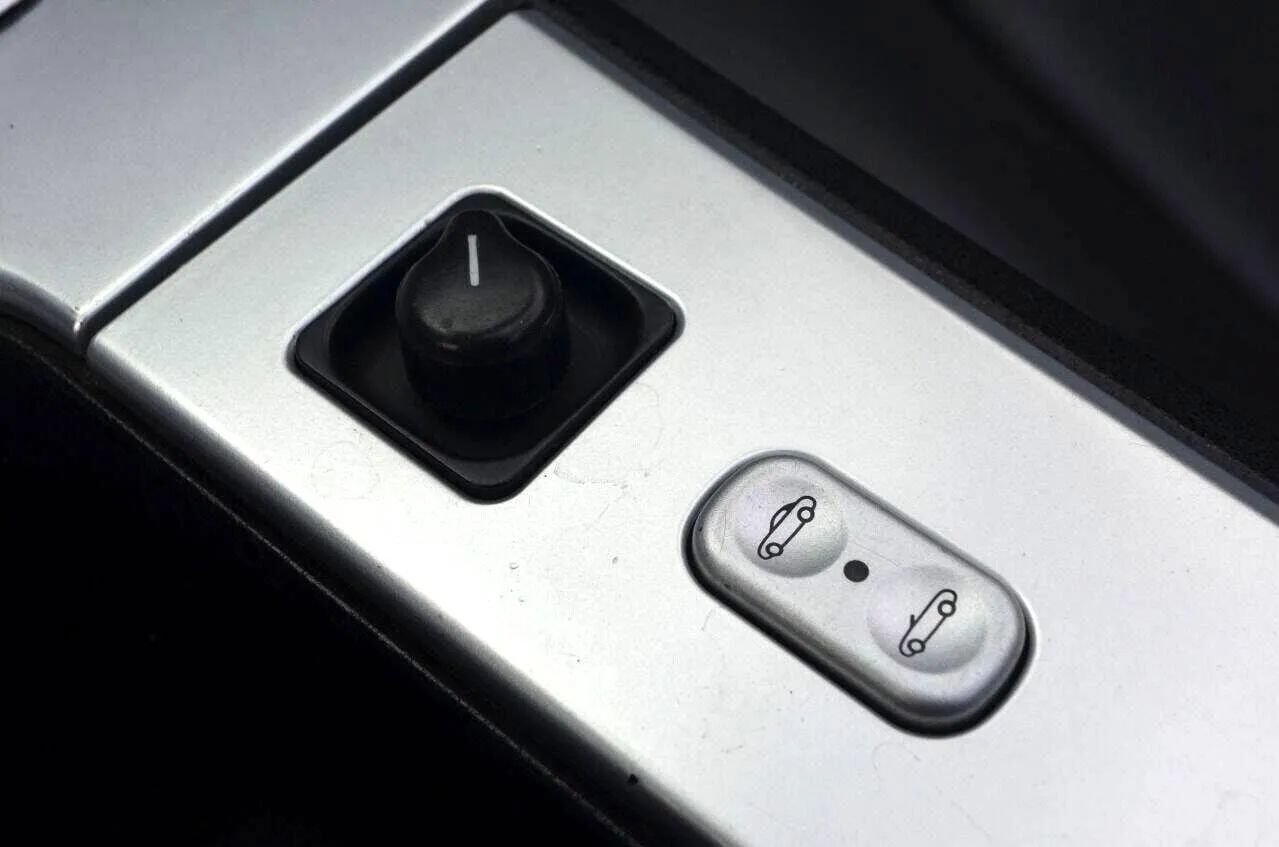 Used 2005 Chrysler Crossfire Limited RWD image 33
